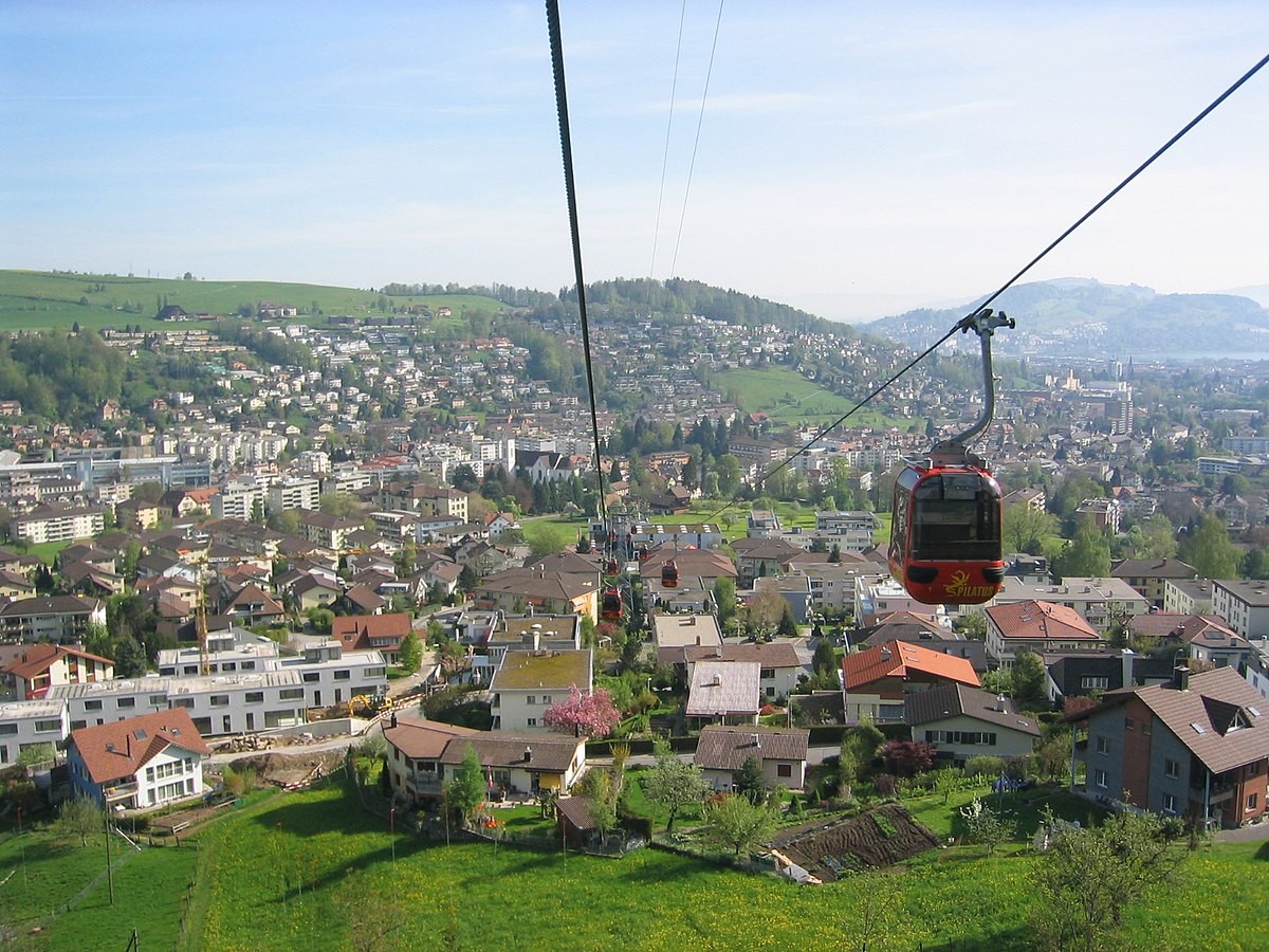 Panoramablick auf Kriens, Schweiz, mit malerischen Landschaften, Wohngebieten und den ikonischen Seilbahnen. Ideal für Taxi-Dienste in Kriens, um Touristen zu lokalen Attraktionen und zum Pilatus zu bringen.