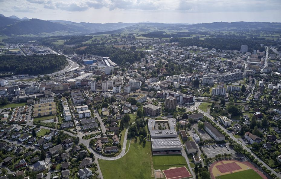 Luftaufnahme von Emmenbrücke mit einer lebendigen Stadtlandschaft und grünen Umgebungen – ideal für Taxi Emmenbrücke.