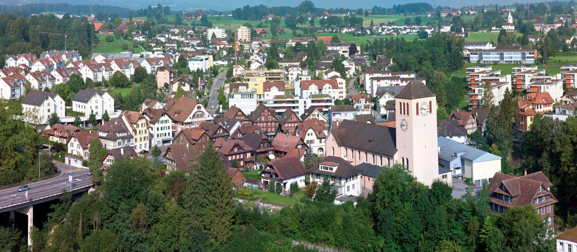 Luftaufnahme von Rothenburg mit historischen Gebäuden und grüner Umgebung – entdecken Sie die Region mit Taxi Rothenburg.